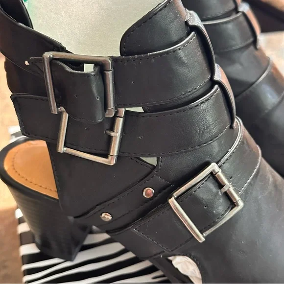 Black Bootie Styled Heel Out Shoes Size 9M - Picture 6 of 13